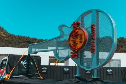 A chegada da guitarra oficial marca o início da era Hard Rock Cafe Praia Grande