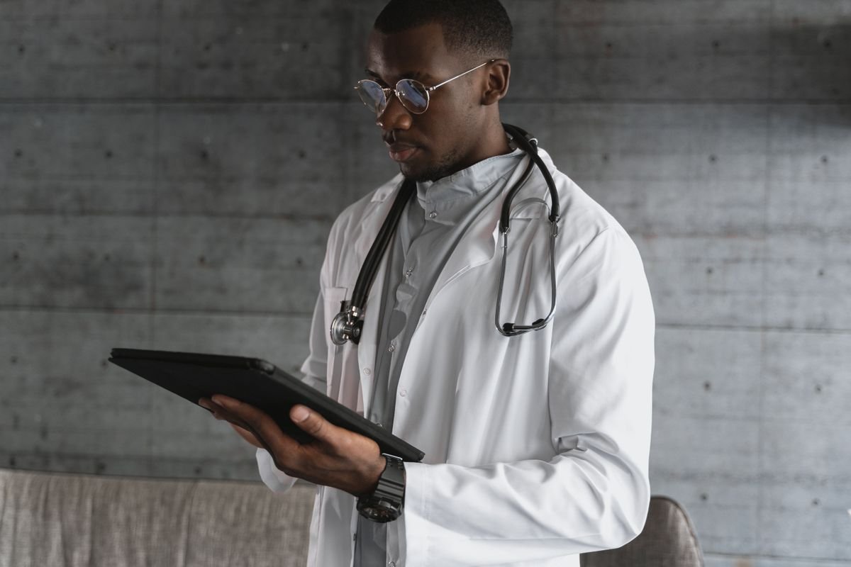 Médico usando tablet com prontuário por voz e inteligência artificial no atendimento